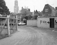67275 Gezicht op de parkeerplaats achter de huizen Oudegracht 177-185 te Utrecht met links het bouwterrein van de ...